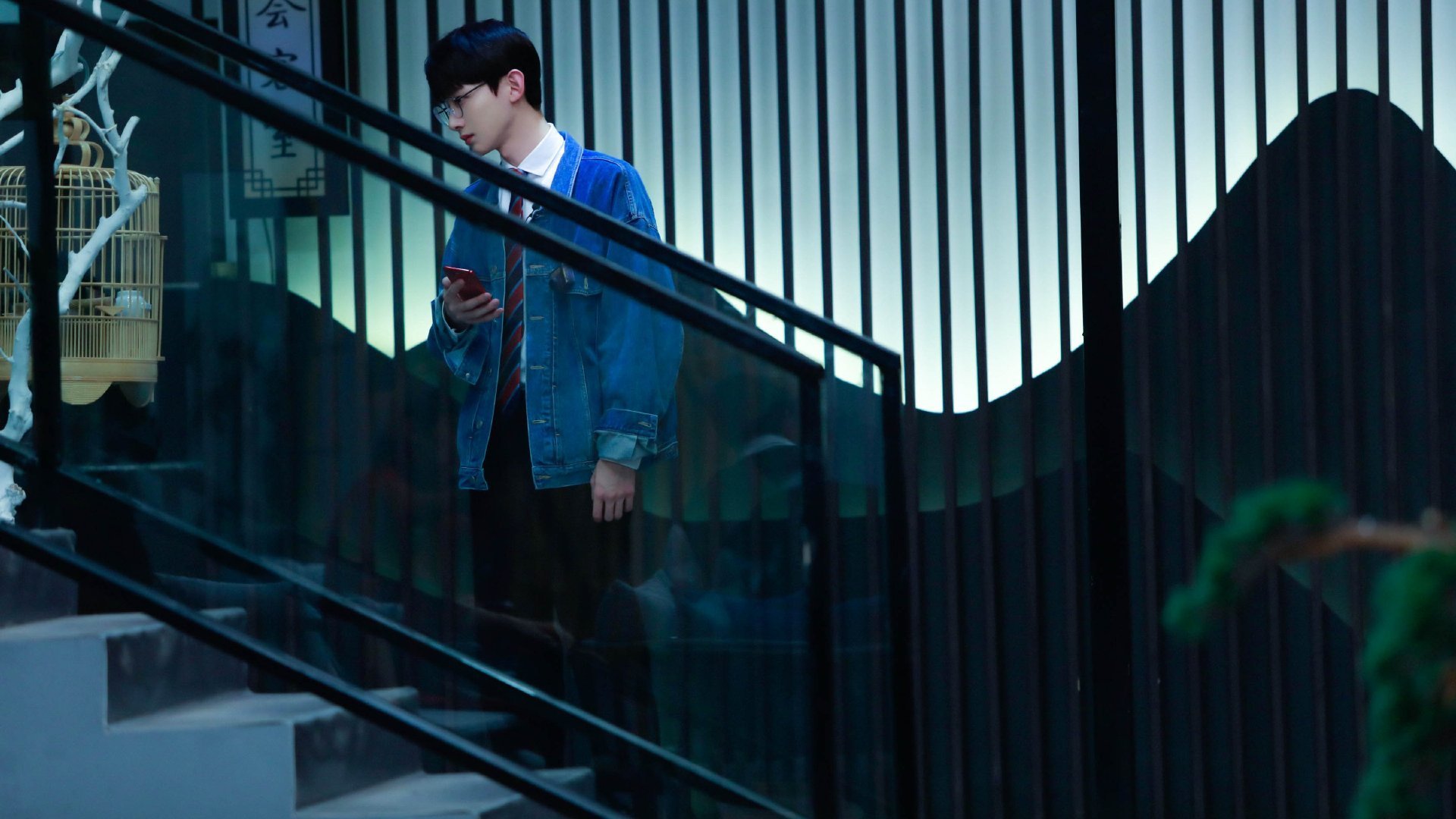 “高新区全民健身馆短柄墙球赛:速度与战术相互交织,比赛充满智慧的碰撞”