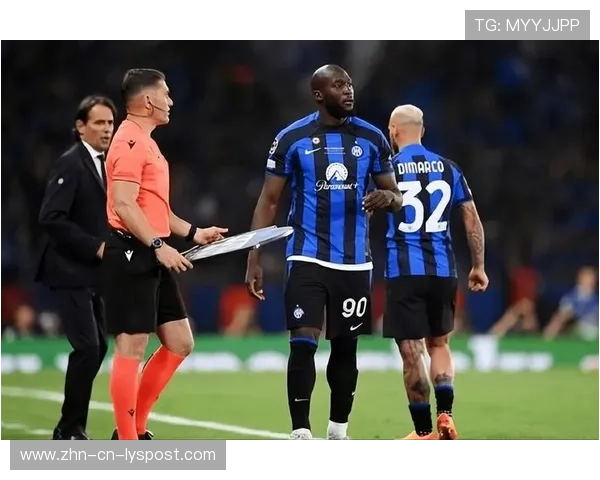 卢卡库背身吸附防守者：为队友创造大空档的战术艺术